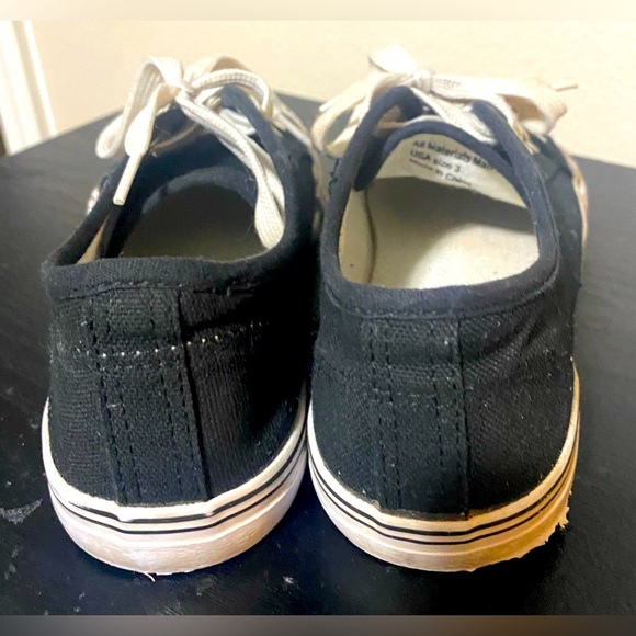 💰2/$10 used Boys size 3 - black and white generic sneakers - Picture 5 of 7